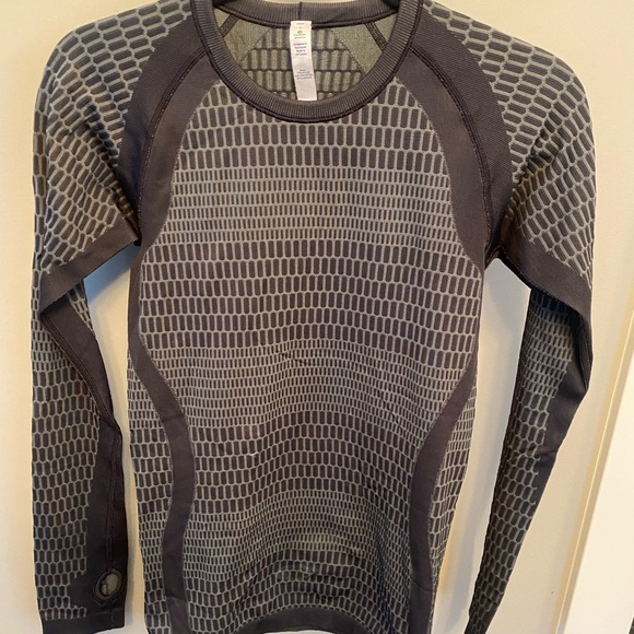 Lululemon fitted long sleeve. Size 4. Excellent condition. - Picture 1 of 2